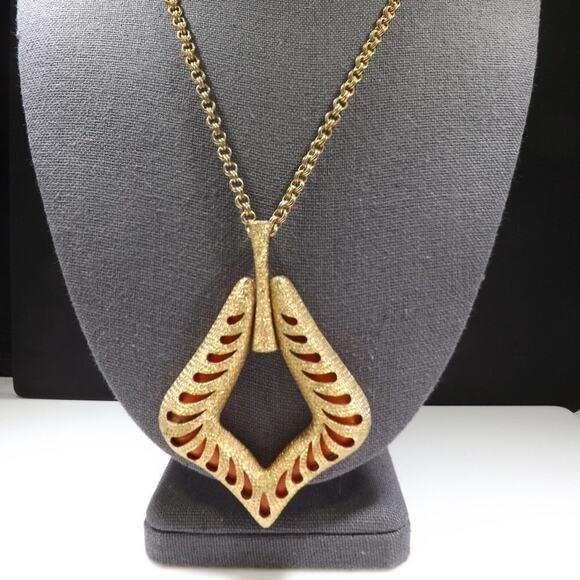 Sarah Coventry Gold Tone Pendant Necklace, Removable Orange Lucite Insert, 1970s - Picture 2 of 7
